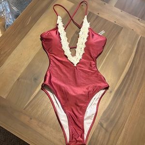 CUPSHE! Look stunning in this bathing attire!